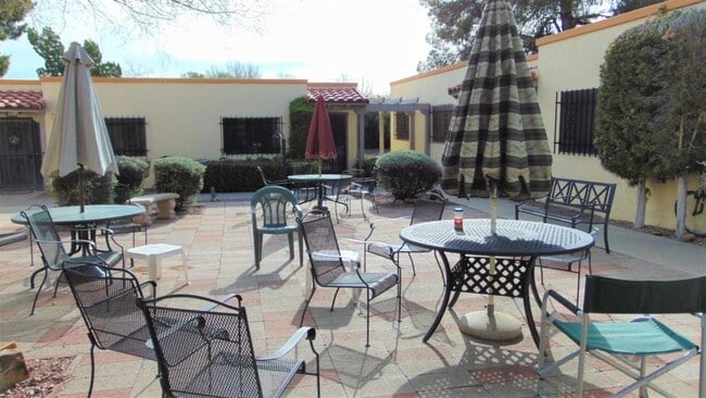 Building Photo - 121 W Calle Del Ano