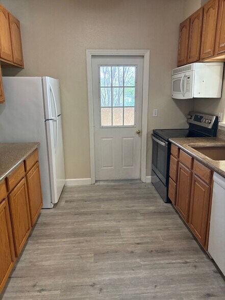 Building Photo - 748 Stubbs Rd