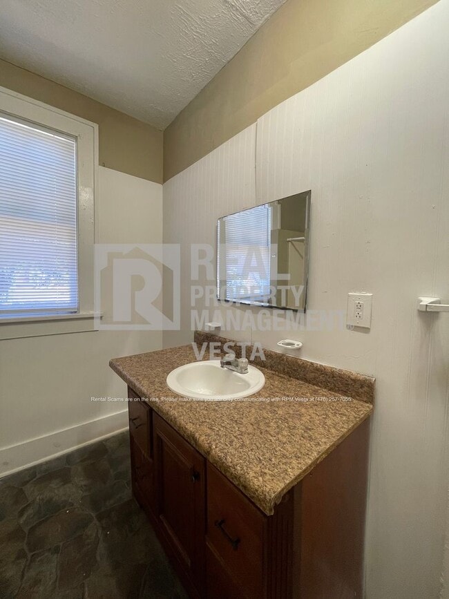 Building Photo - 1096 Hillyer Ave