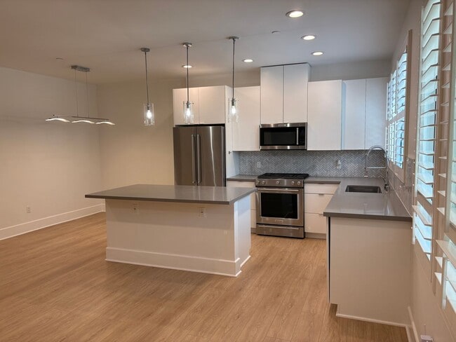 Building Photo - Luxury 3+3 Townhome in prestigious Crescen...