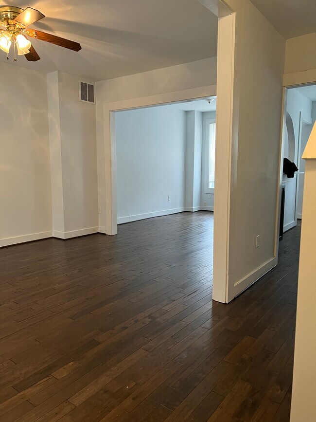 Building Photo - 4225 Ivanhoe Ave