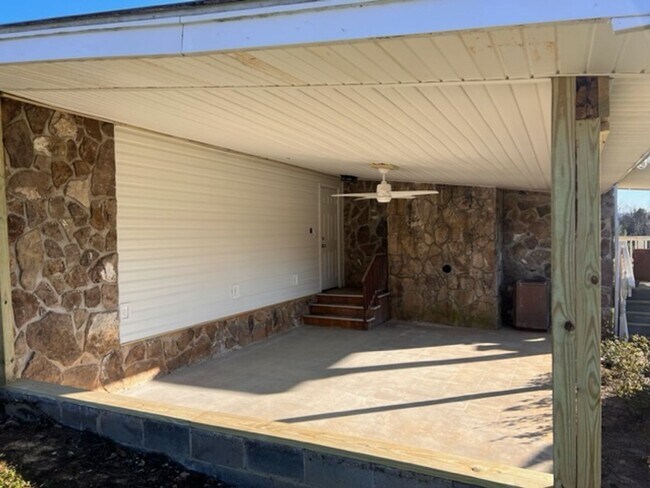 Building Photo - 4.5 Acres Right on the River!!!
