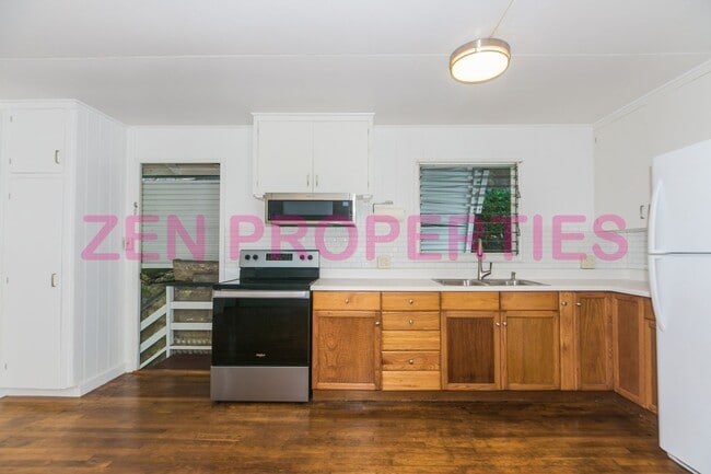 Building Photo - 1555 Moani St