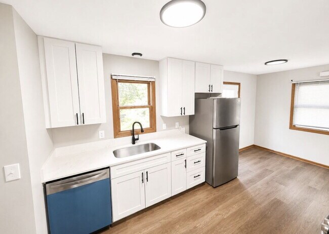 Building Photo - Charming 4-Bedroom Blaine Home with Hardwood Elegance & 2 Full Baths - 1,620 Sq Ft of Comfort!