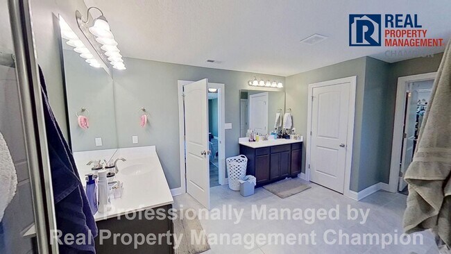 Building Photo - Gorgeous 4 BD/3.5 BA Executive Home w/Spacious Fenced Yard