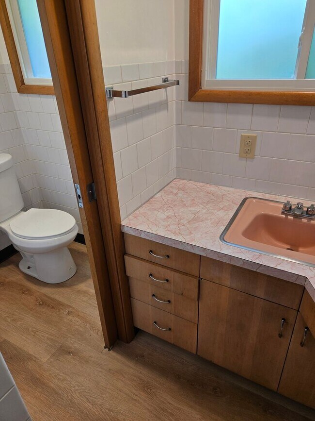 Building Photo - 1 level Mid Century Beauty! 3 Bd/ 3 ba