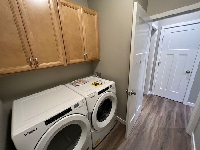 Building Photo - NEW 4 Bedroom / 4.5 Bath Townhome. A/C in every bedroom