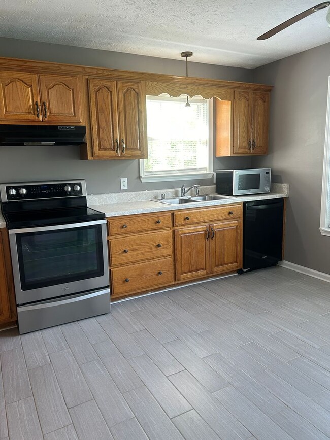 Building Photo - 3 bd 2 ba home on a cul de sac