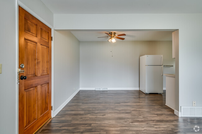 2BR, 1BA - 950SF - Premium Dining Room - Williamsburg Flats