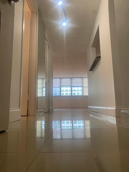 Building Photo - 801 Brickell Bay Dr