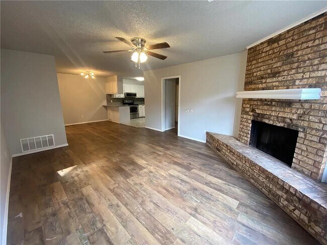 Building Photo - 1109 Parkview Dr