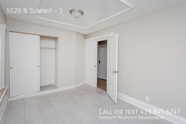 Building Photo - Newly Renovated 2-bdrm Lower Unit Availabl...