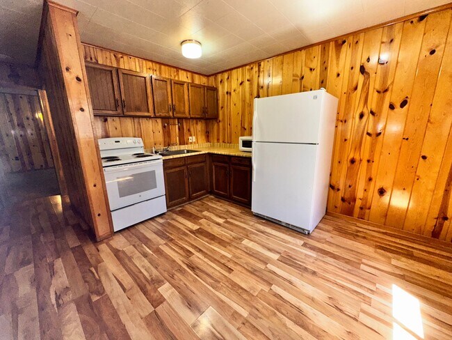 Building Photo - 237 E White Mountain Blvd