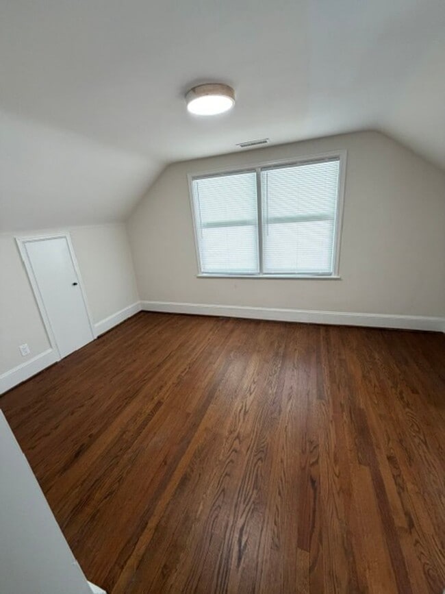 Building Photo - 905 Riverside Dr