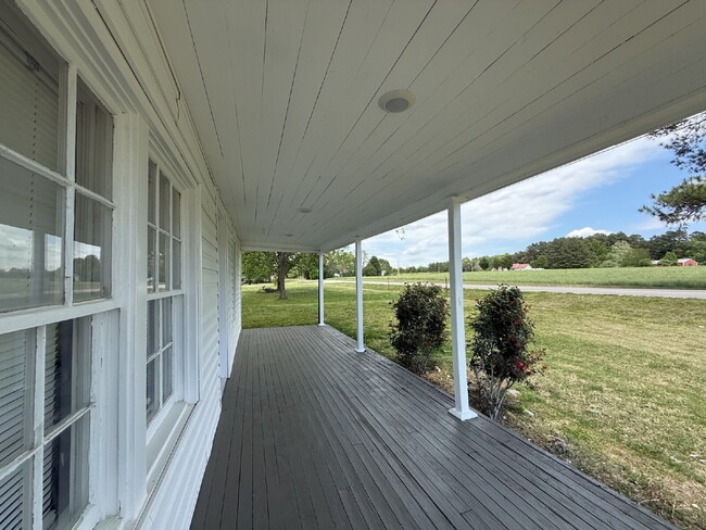 Building Photo - 2 bedroom Cozy Living with Modern Comforts!"