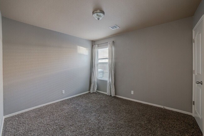 Building Photo - 3 Bed | 2 Bath in Owasso!