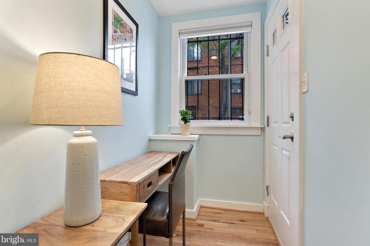 Building Photo - 302 Todd Pl NE