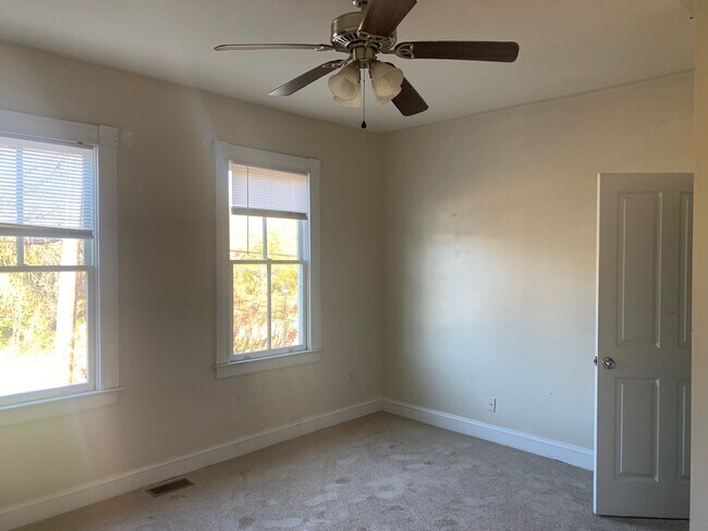 Building Photo - 702 Grove Ave