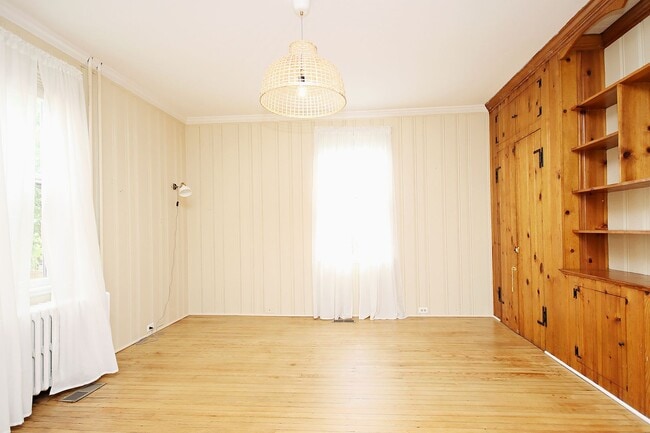 Building Photo - Charming Dog-Friendly Downtown Home Near UVA Medical Center