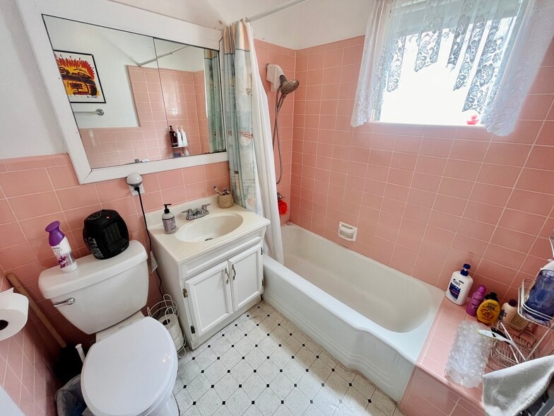 Building Photo - 1042 W 14th St