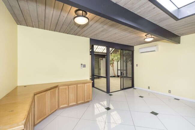 Building Photo - Charming Eichler in Super Desirable Community Center!