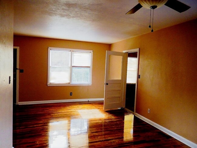 Building Photo - QUAINT Quincy 3/1 w/ Wood Floors, Sunroom, W/D, Large Yard, & New AC! $1150/month Avail May 6th!