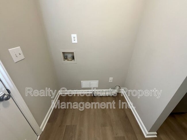 Building Photo - 2711 Ingleside Dr