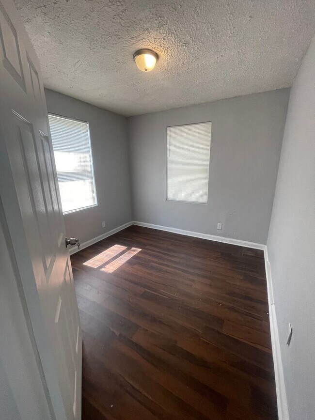 Building Photo - 3/1 Single family home : Available now!