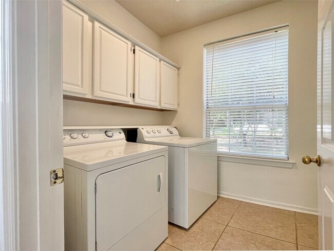 Building Photo - 8 Greentwig Pl
