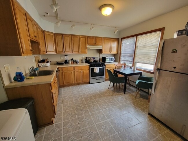 Building Photo - 555 Clifton Ave