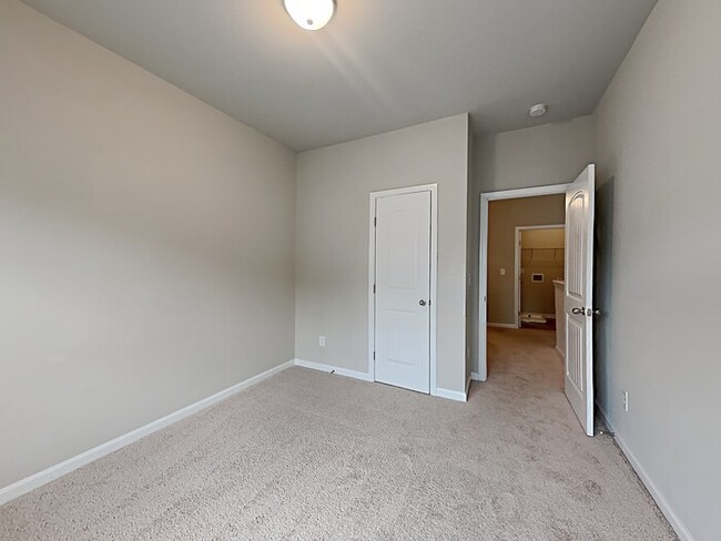 Building Photo - Now Leasing! Your New Home Awaits! 4BR Bea...