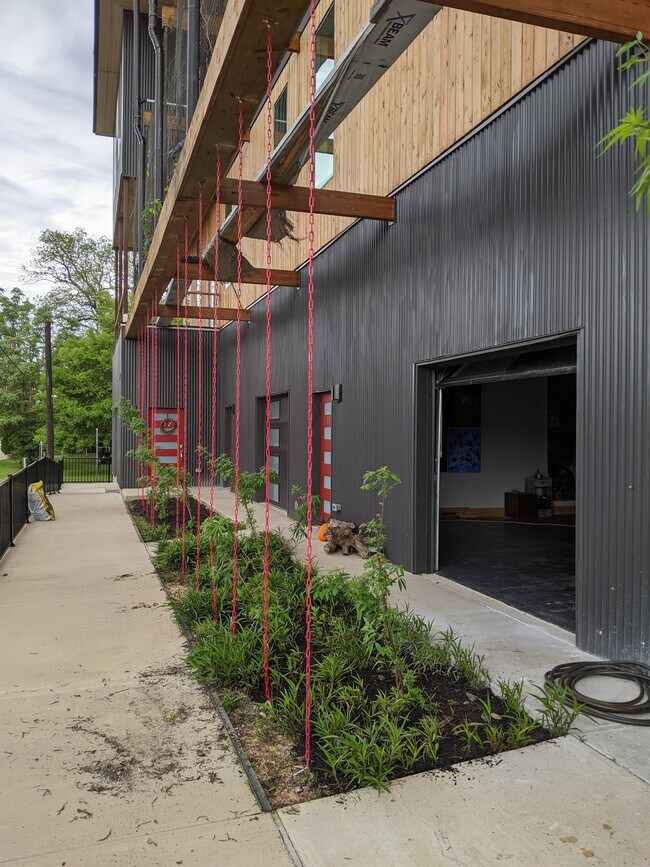Building Photo - 305 N Parker Ave