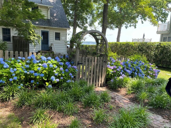 Building Photo - 2662 Paradise Shores Rd