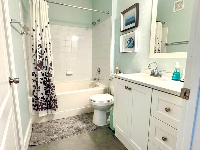 Building Photo - 2 Bedroom condo with 2 Car Garage Condo Fo...