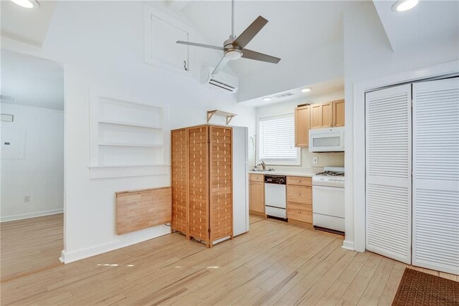 Building Photo - 1143 St Charles Pl NE