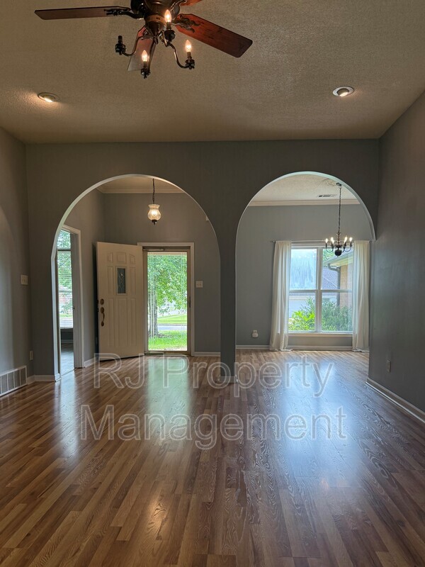 Building Photo - 6095 E Everett Hill Cir