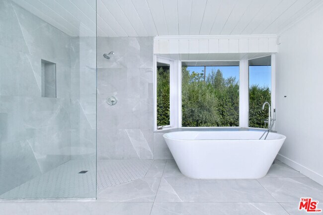 Building Photo - 4678 White Oak Ave