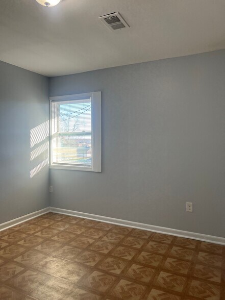 Building Photo - 305 W Oak St