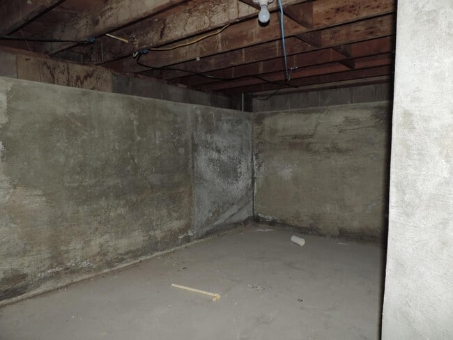 Building Photo - Dog Friendly - 4 Bedroom with Granite Counter tops.