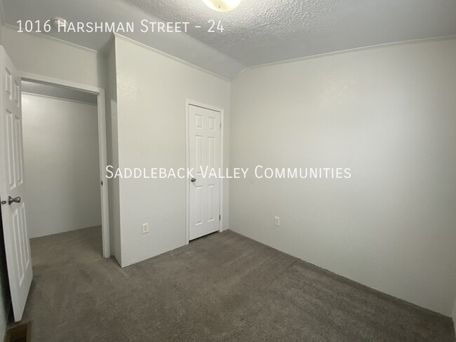 Building Photo - Spacious 3 bedroom / 2 full bathroom