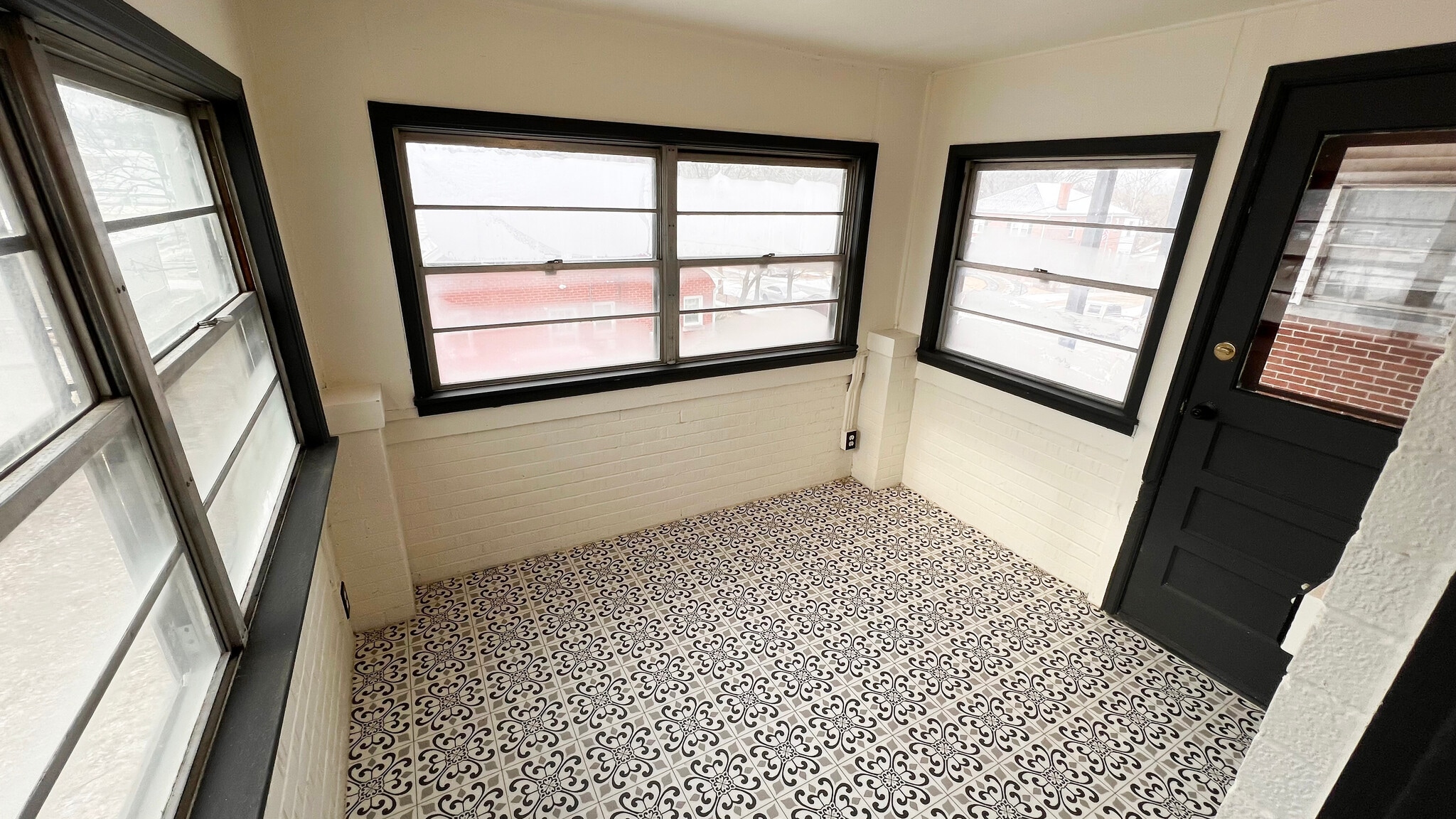 Sunroom - 227 W Dunklin St
