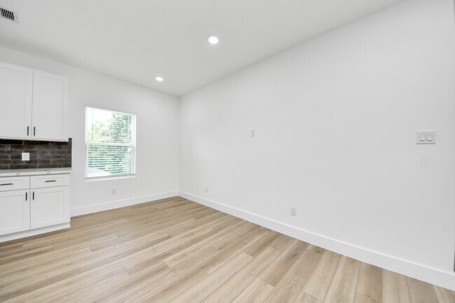 Building Photo - 801 E 32nd 1/2 St