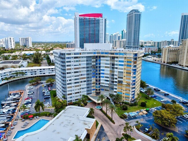 Building Photo - 100 Golden Isles Dr
