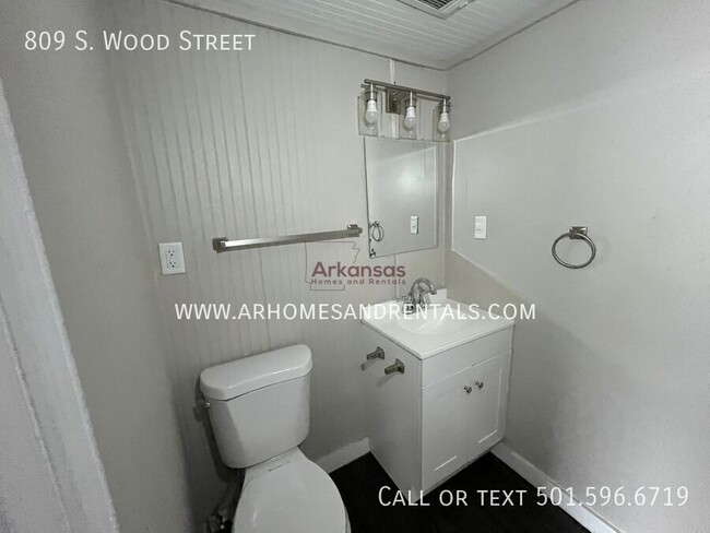 Building Photo - 809 S Wood St