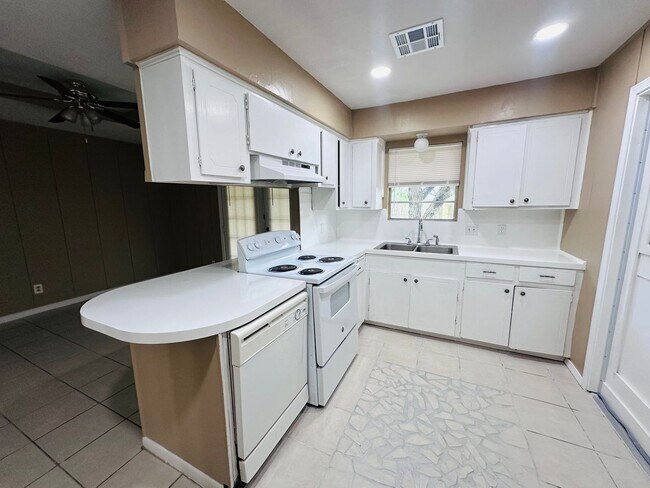 Building Photo - 3 Bedroom House on the Southside For Rent | Corpus Christi