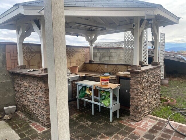 Building Photo - "Modern 5-Bedroom Sanctuary with 3 Baths and 4,353 Sq Ft of Comfort in San Bernardino!"