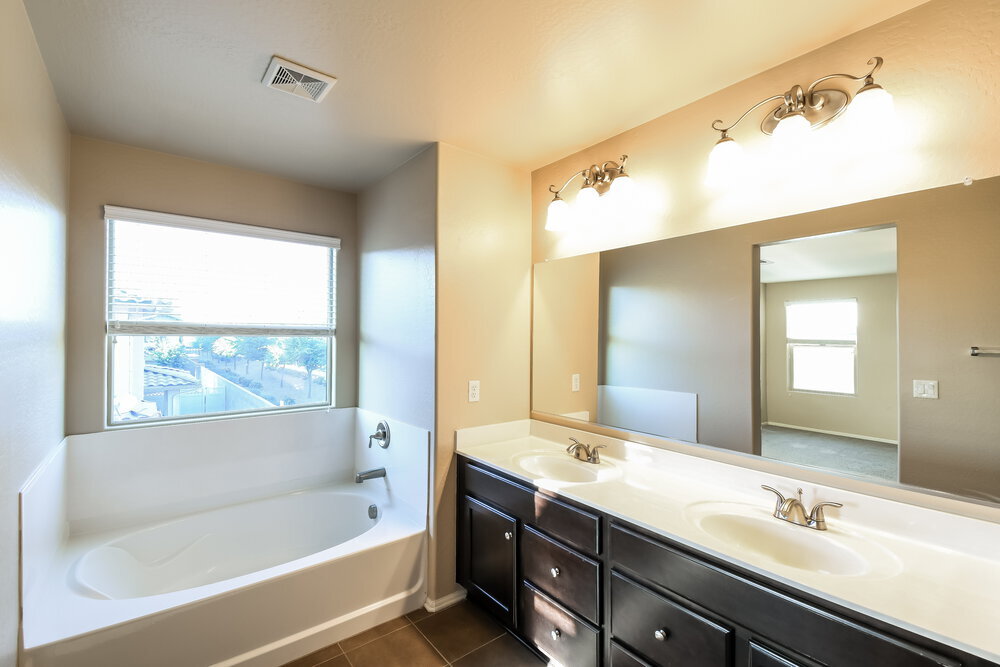 Building Photo - 923 S Pheasant Dr