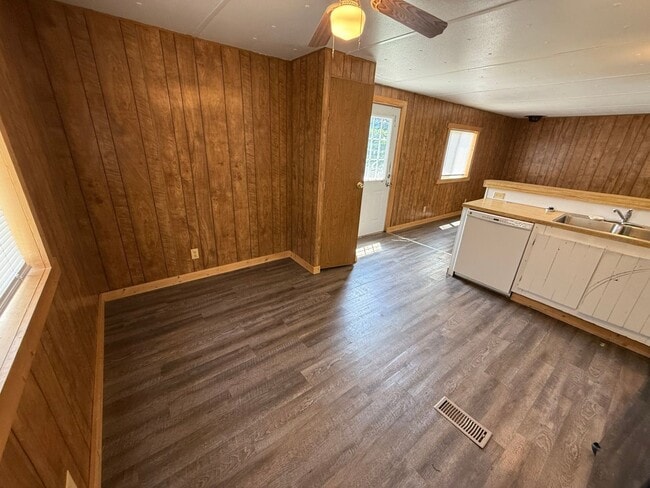 Building Photo - 3 Bed 2 Bath Updated Mobile Home with Fenc...
