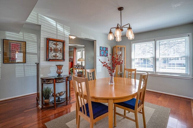 Building Photo - Gorgeous single-family home close to Belvo...