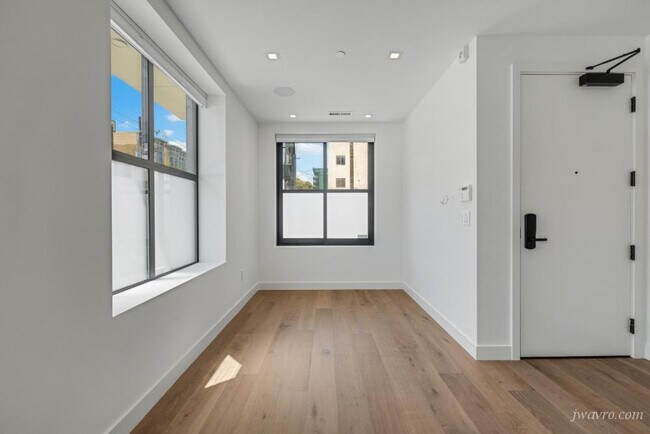 Building Photo - 1101 S Van Ness Ave